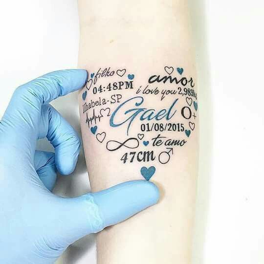 Tatuajes de Iniciales con Corazones hermoso diseño en negro y celeste con datos sobre el nacimiento de hijo palabra amor infinito