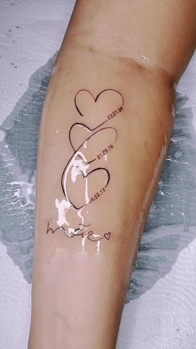 Tatuajes de Iniciales con Corazones tres corazons representando tres hijos con fecha y inscripcion debajo