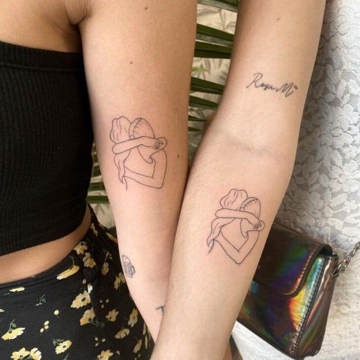 10 Originales tatuajes de mejores amigas contorno dibujado de amigas abrazdas en brazo y antebrazo
