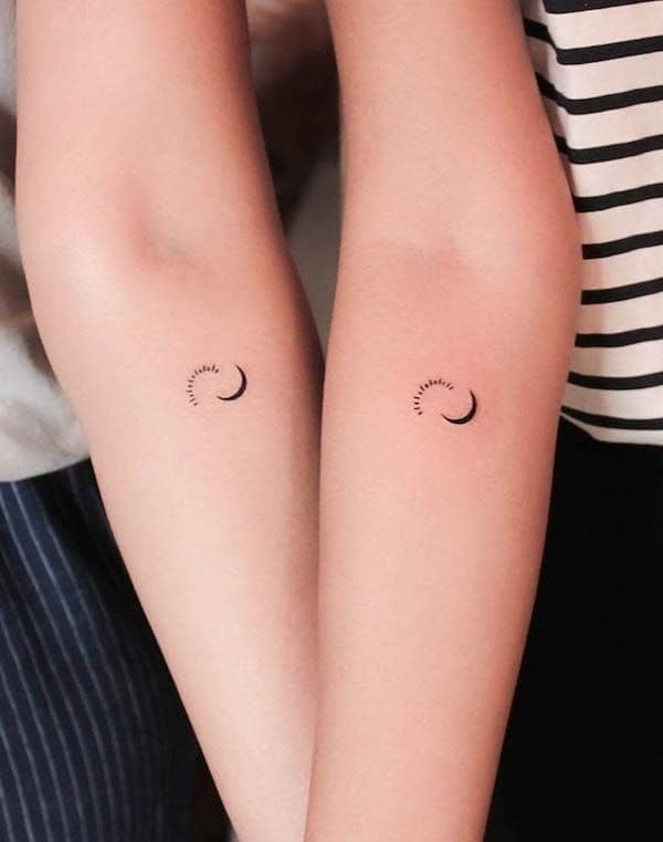 10 Originales tatuajes de mejores amigas pequeñisimo detalle de luna y semiluna en antebrazo
