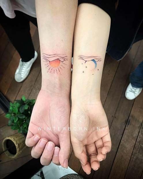 10 Originales tatuajes de mejores amigas sol luna en naranja y azul en muñeca