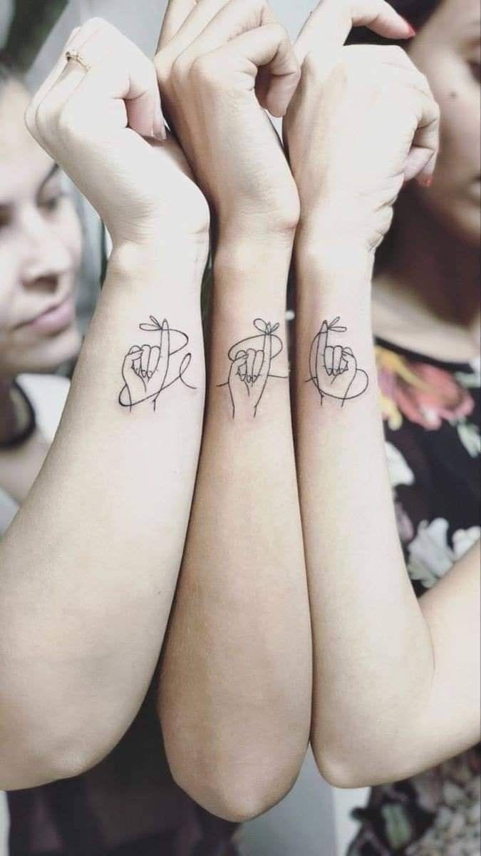 10 Originales tatuajes de mejores amigas tres amigas con dedos con hijos unidas por el destino