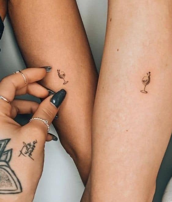 11 Originales tatuajes de mejores amigas dos copas en brazo pequeñas