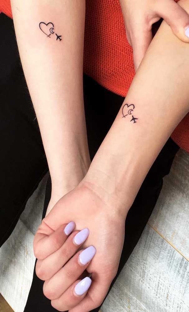 11 Originales tatuajes de mejores amigas para amantes de viajes avion y coraozn hermanas de viaje