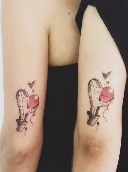 12 Originales tatuajes de mejores amigas cardom abrazondo un globo rojo corazones en ambos brazos