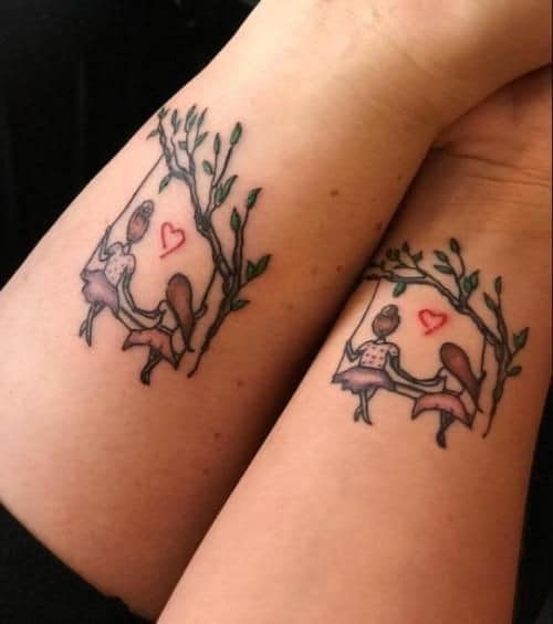 12 Originales tatuajes de mejores amigas hamaca con niña y rama de arbol en ambos antebrazos