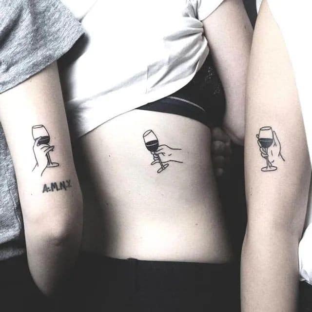 12 Originales tatuajes de mejores amigas tres copas de vino en negro brazo y costillas