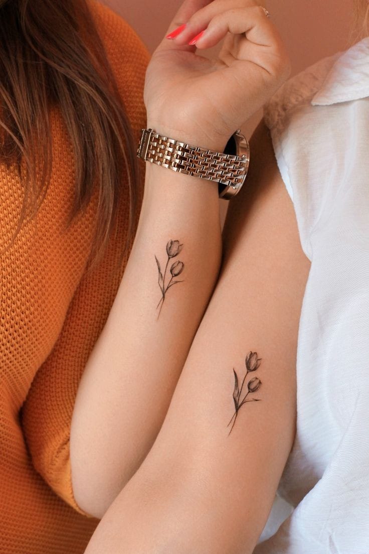 13 Originales tatuajes de mejores amigas hermosa y delicado de amapolas en negro fino an antebrazo