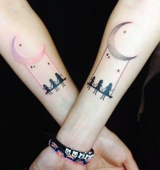 15 Originales tatuajes de mejores amigas colgada de la luna con estrellas tres amigas en antebrazo