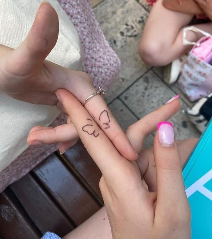 17 Originales tatuajes de mejores amigas pequeña mariposa en dedos indice