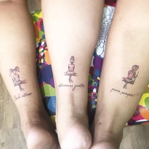 18 Originales tatuajes de mejores amigas tres amigas con niñas des espalda en hamaca con inscripcion para sempre estamos juntos