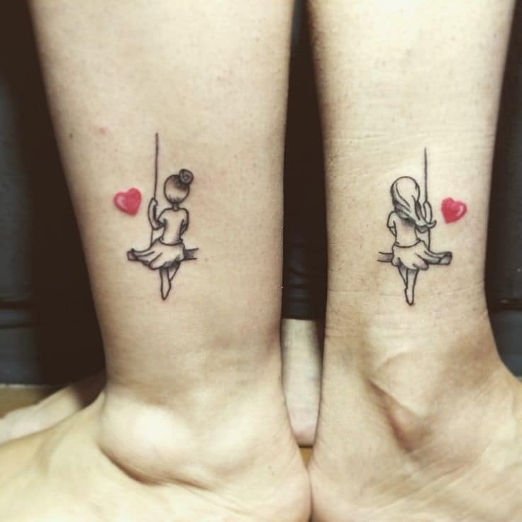 20 Originales tatuajes de mejores amigas en hamaca de espalda mujer con coraozn rojo en pantorrilla