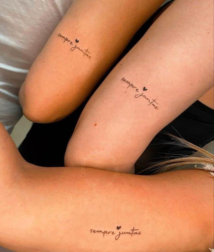 22 Originales tatuajes de mejores amigas pequeñas incripciones en muslo y brazo sempre juntas con corazon