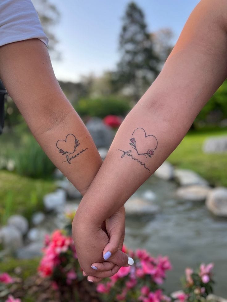 4 Originales tatuajes de mejores amigas corazon negro con inscripcion forever an antebrazo