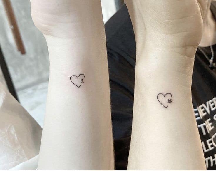 6 Originales tatuajes de mejores amigas corazon en el costado del brazo con luna y estrella