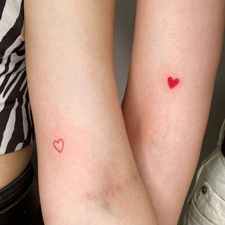 6 Originales tatuajes de mejores amigas corazon rojo y corazon rojo sin relleno en brazo