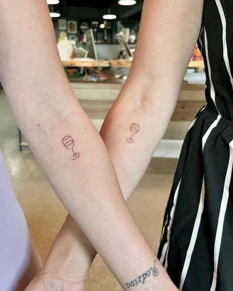 6 Originales tatuajes de mejores amigas pequeña copa con antebrazo