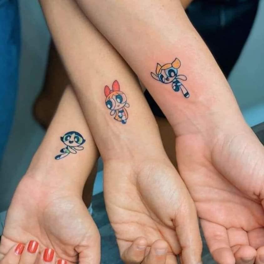 64 Tatuaje de chicas superpoderosas con muñeca