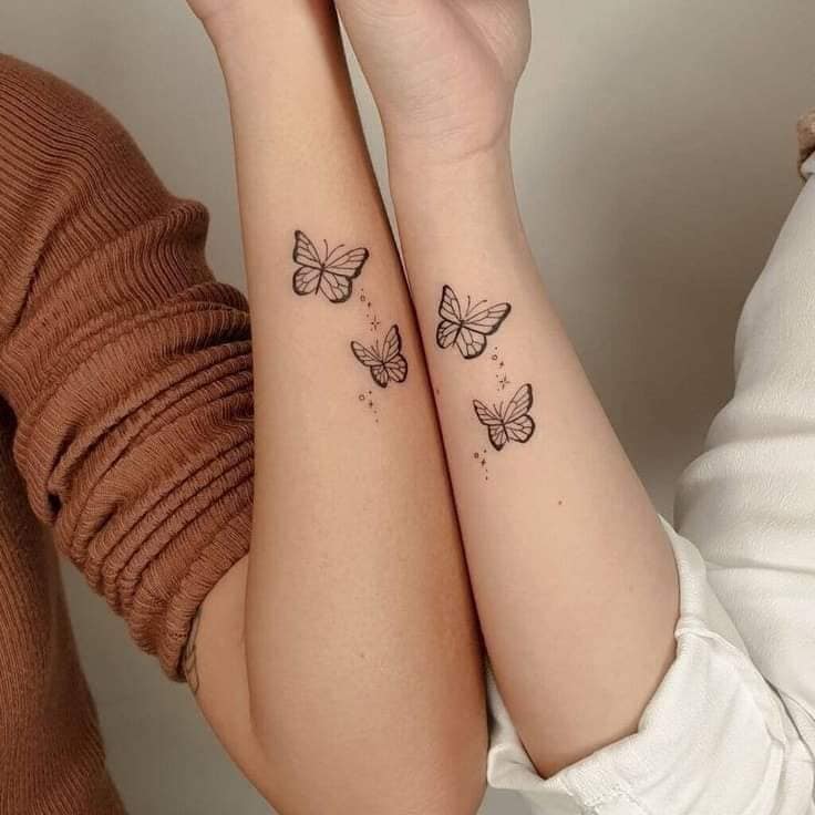 67 Tatuaje de mariposas negras en el antebrazo para dos amigas