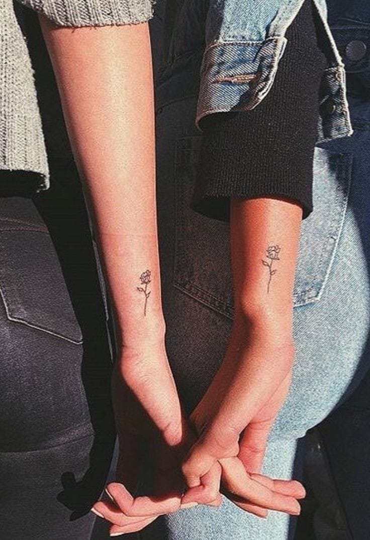 7 Originales tatuajes de mejores amigas dos pequeñas rozas que simbolizan el cariño