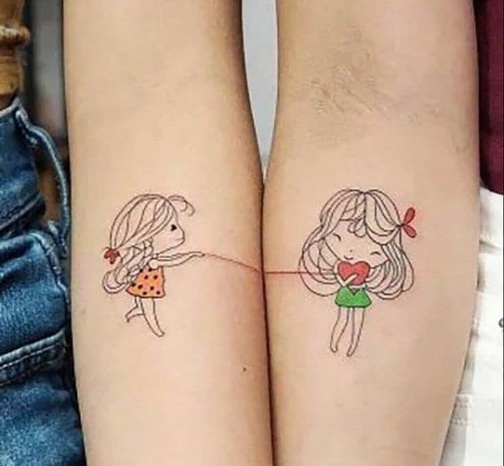 7 Originales tatuajes de mejores amigas lindo dibujo de dos nenas unidas por hilo rojo y corazon en antebrazo