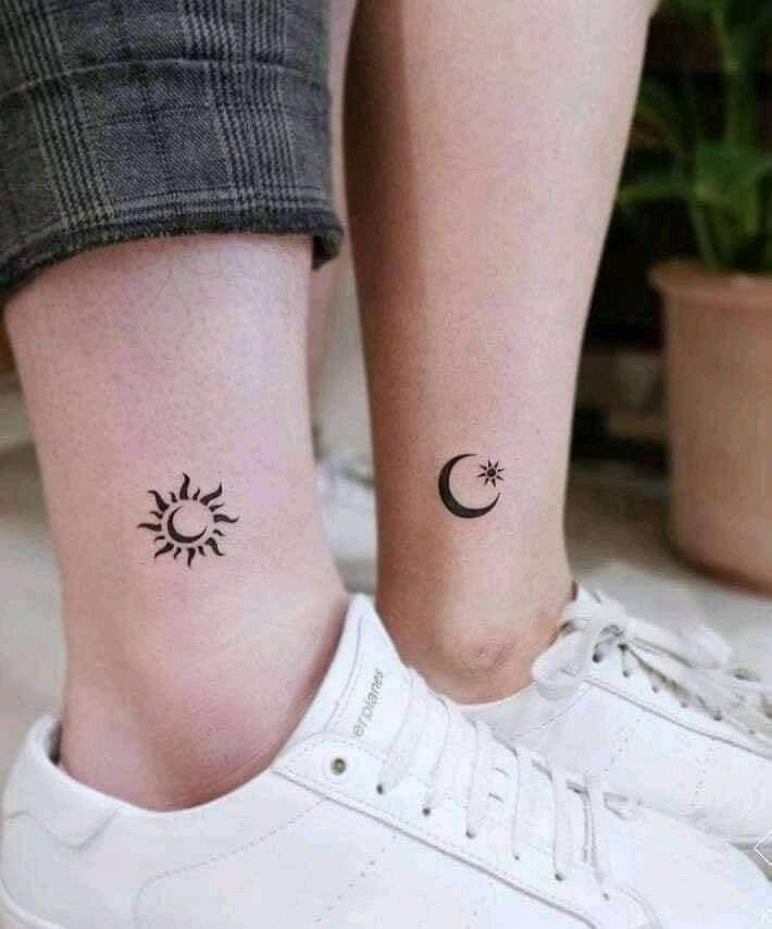 78 Dos amigas con tatuajes del sol y la luna en pantorrila