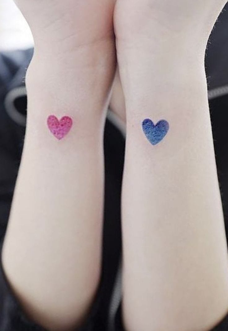 8 Originales tatuajes de mejores amigas corazones rojo y azul en el costado del brazo