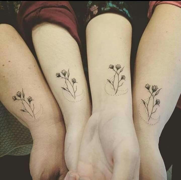8 Originales tatuajes de mejores amigas para cuatro amigas romitas con flores negras