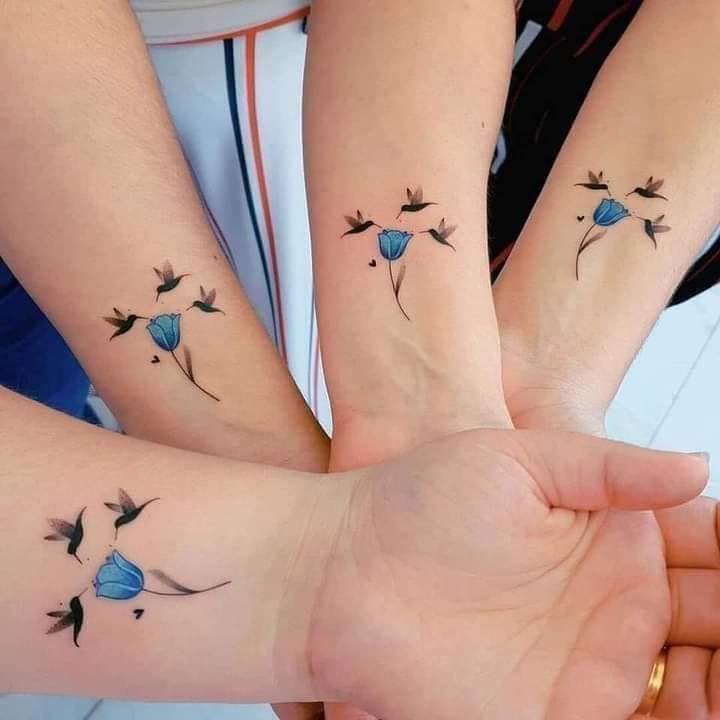 91 Cuatro amigas tataujes con pequeñas flores azules amapola con tres colibries