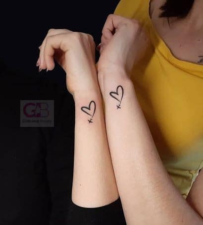 999 Dos amigas con pequeños corazones en el dorso de la mano tatuaje