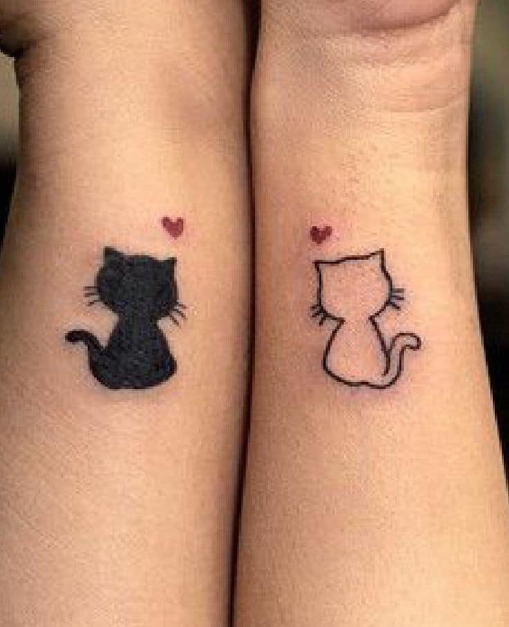9996 Originales tatuajes de mejores amigas gato negro gato blanco con pequeño coraozn en antebrazo