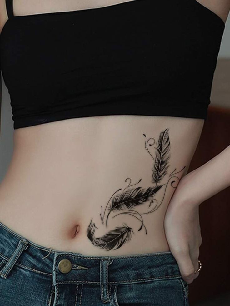 2 TOP 2 Tatuajes Elegantes Negros plumas con adornos a un costado del abdomen