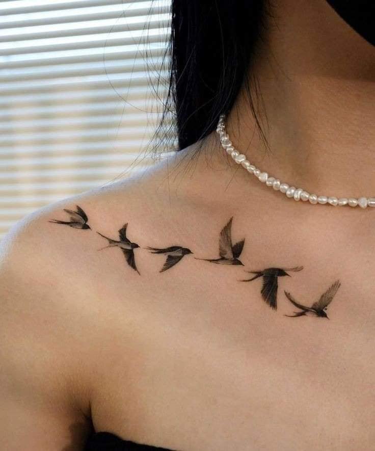 77 Tattoos IA aves negras en secuencia de vuelo a la altura de la clavicula
