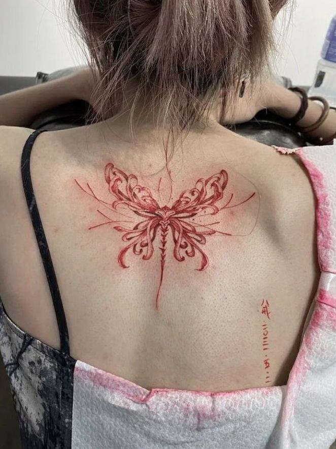 Femenino Tatuajes en la Espalda Alta mariposa con trazos artisticos de tinta roja