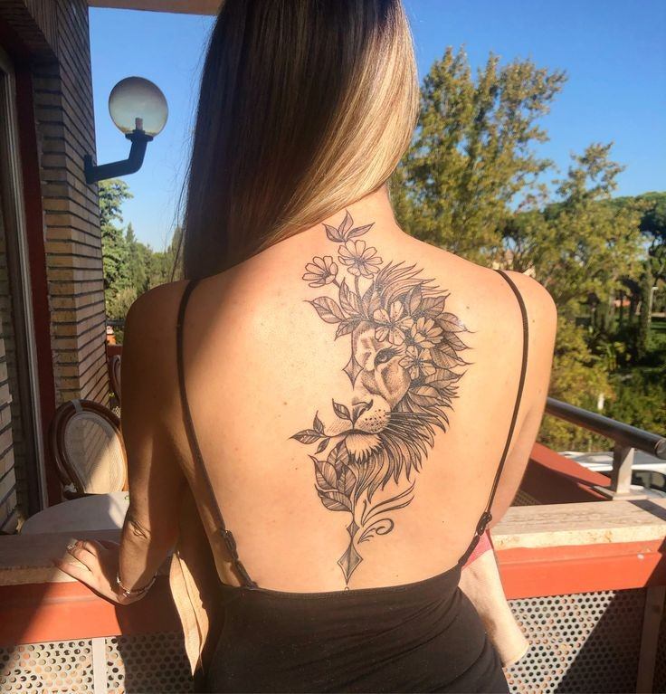 Femenino Tatuajes en la Espalda Alta y Columna Leona con flecha y flores en negro