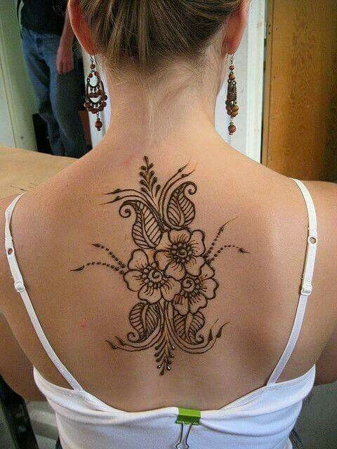 Femenino Tatuajes en la Espalda Alta y Columna Rosas en Negro tipo Henna