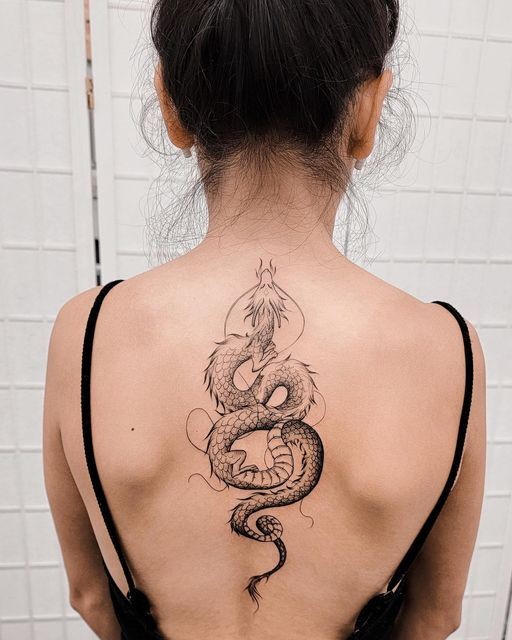Femenino Tatuajes en la Espalda Alta y Columna dragon enroscado