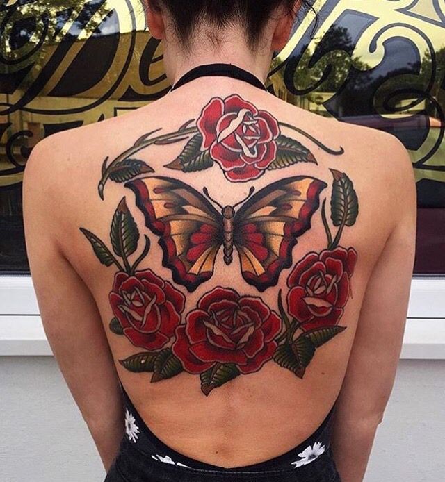 Femenino Tatuajes en la Espalda Artistico con mariposa al centro rosas rojas y hojas verdes