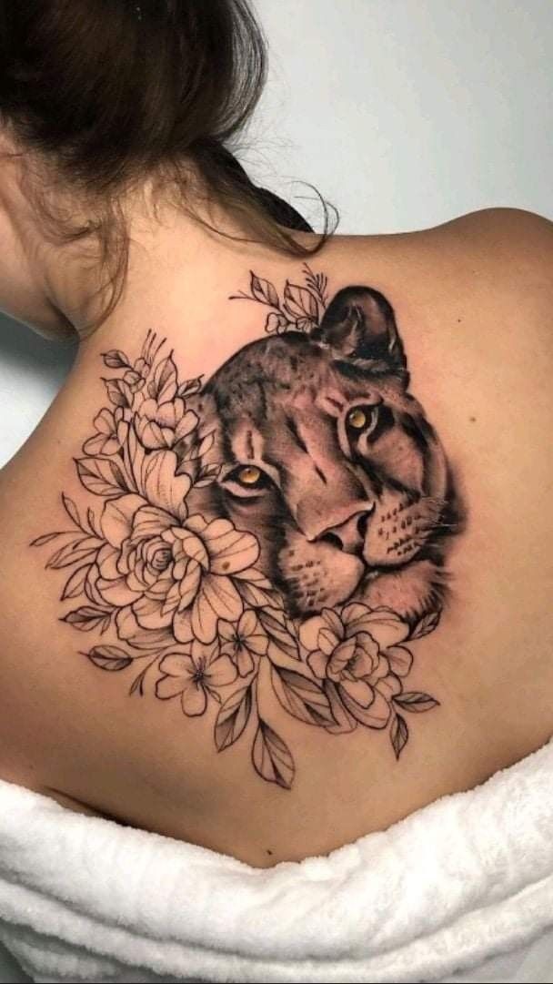 Femenino Tatuajes en la Espalda Cara retrato de Leona con flores y ojos naranjas