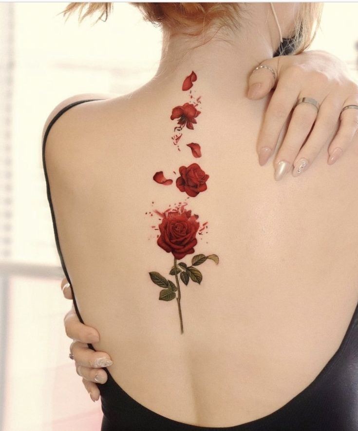 Femenino Tatuajes en la Espalda Delicada Rosa Roja con pequeñas rosas que se desprenden hacia arriba
