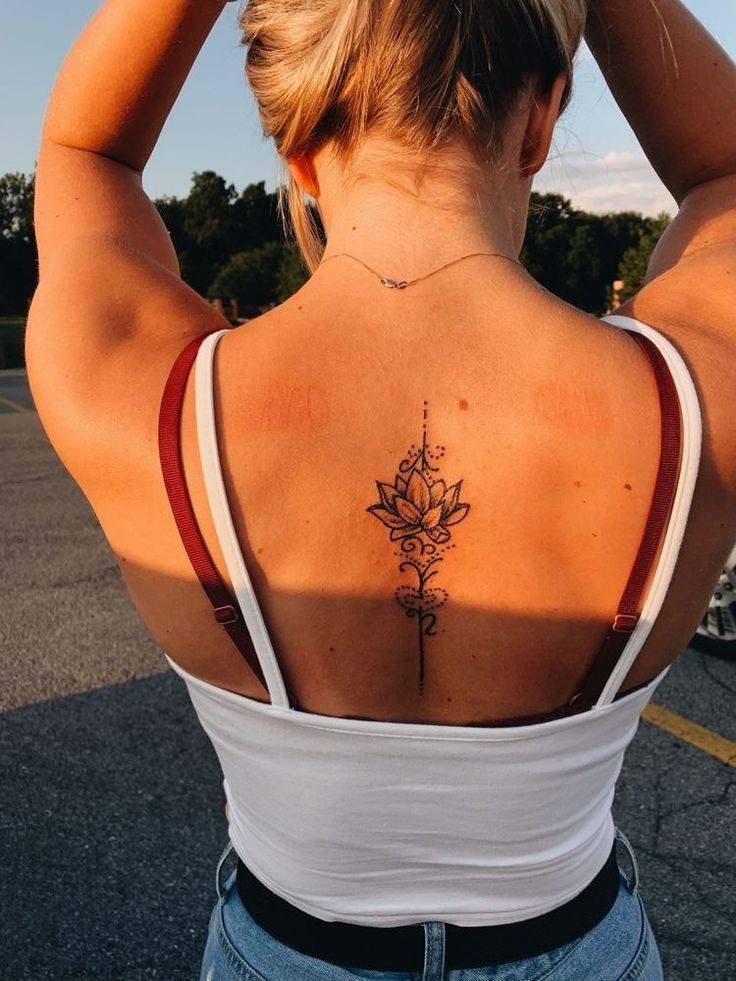 Femenino Tatuajes en la Espalda Flor de loto y unalome en el medio