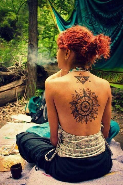 Femenino Tatuajes en la Espalda Media Alta y Columna Dibujos Geometricos en forma de sol y tringulos