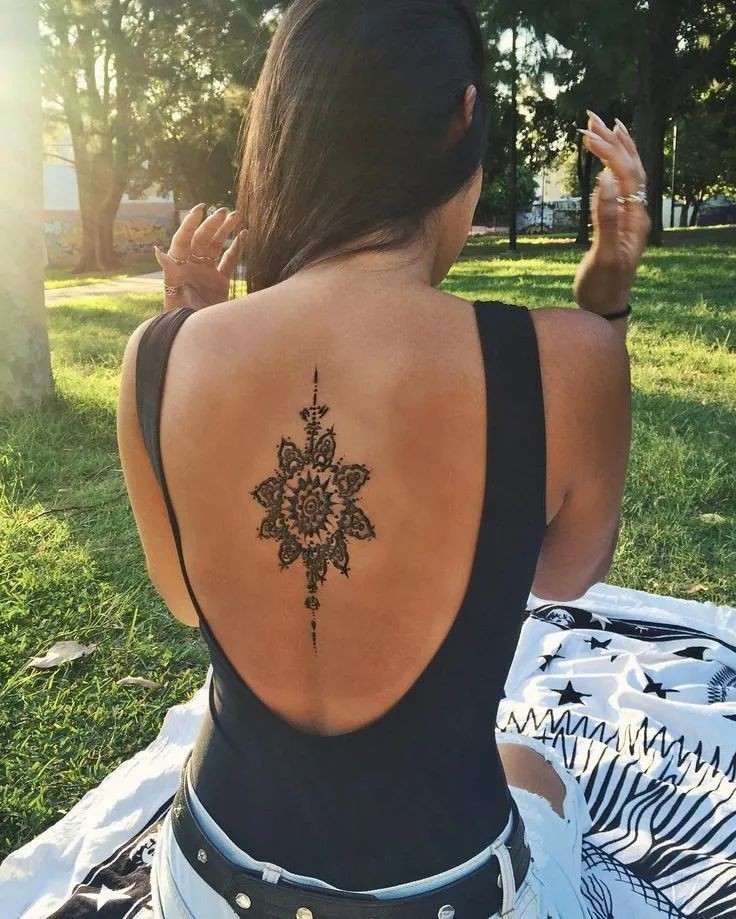 Femenino Tatuajes en la Espalda Media Circulo concentrico parecido al mandala