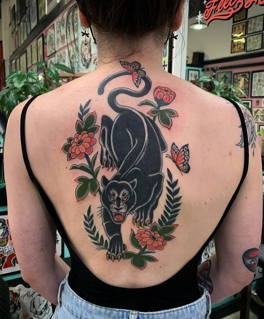 Femenino Tatuajes en la Espalda Pantera Negra con Flores Rojas y ramas de helecho verdes y mariposas