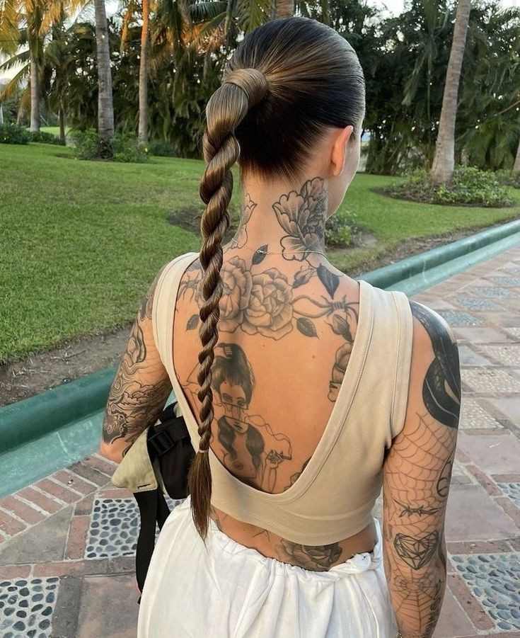 Femenino Tatuajes en la Espalda flores y imagen de una mujer fumando