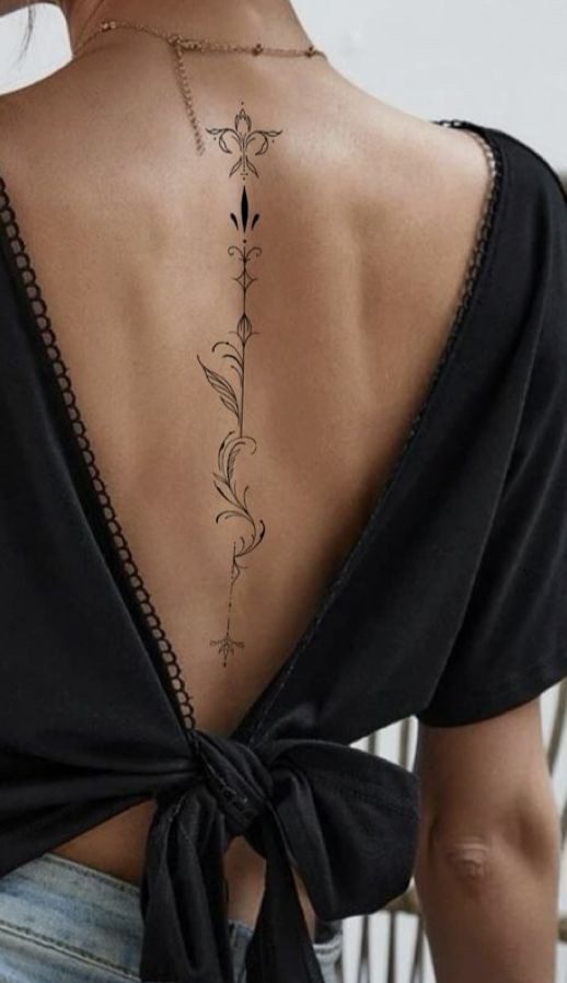 Tatuajes Elegantes Negros delicados adornos lineares en la columna con algunos curvas