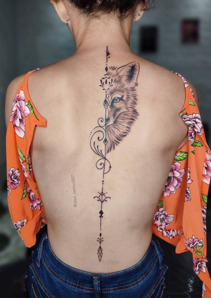 Tatuajes Elegantes Negros dibujo de flecha a lo largo de la columna medio rostro de zorro en espalda