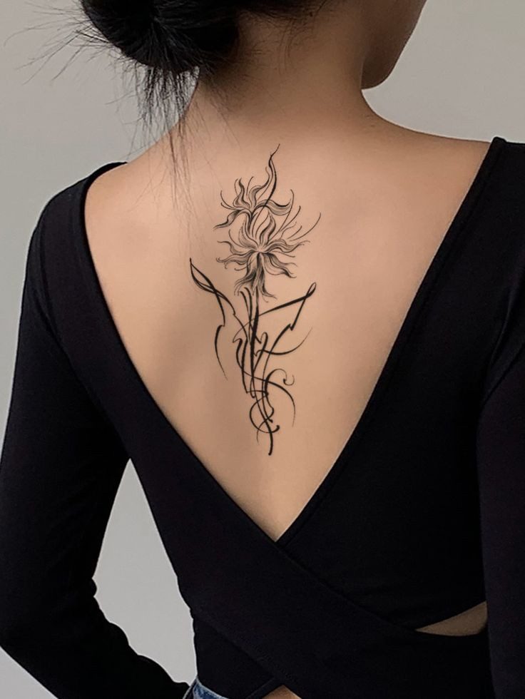 Tatuajes Elegantes Negros dibujos abstractos en la parte alta de la espalda