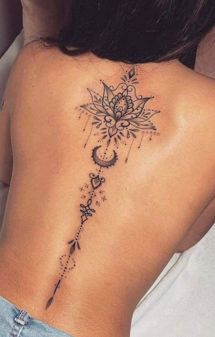 Tatuajes Elegantes Negros flor de loto luna unalome adornos a lo largo de la columna en espalda