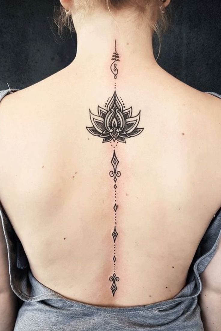 Tatuajes Elegantes Negros flor de loto unalome a la altura del cuello y flecha en la parte baja de la espalda